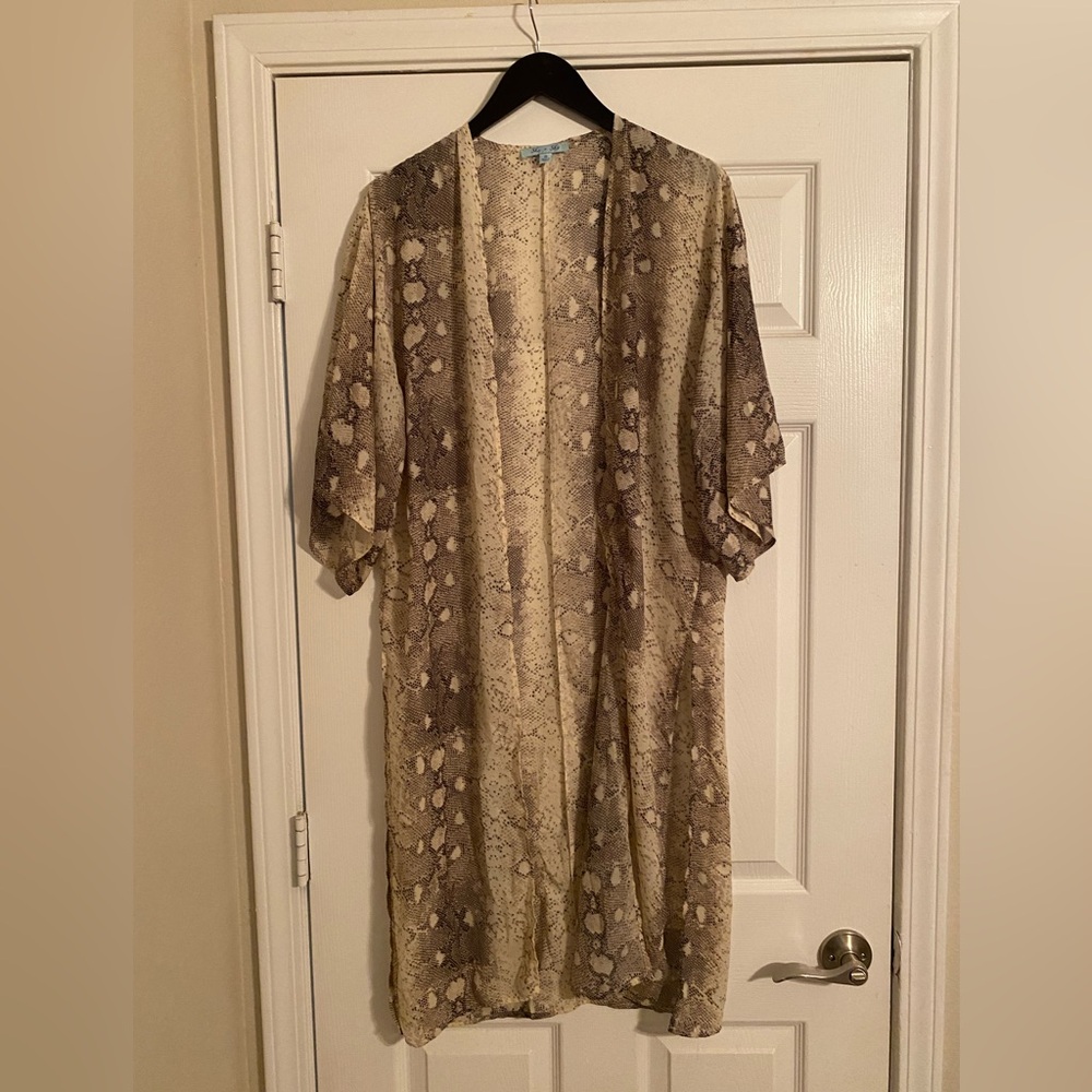 She Sky Long/Bell Sleeve Chic Sheer Kimono.Animal Print.Slits on each side.Small